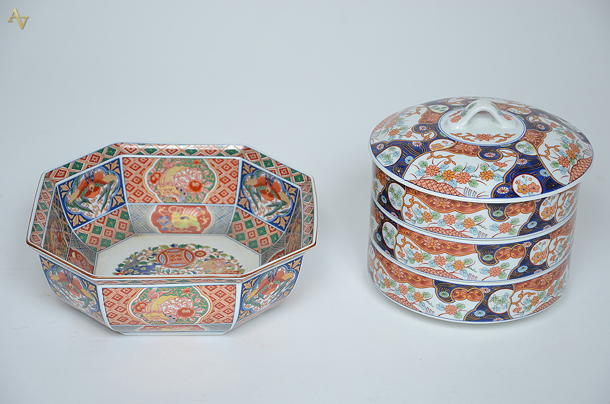 Duas peças, sendo bowl oitavado de porcelana (medidas 22 x 22 cm e... - foto 1 de 3