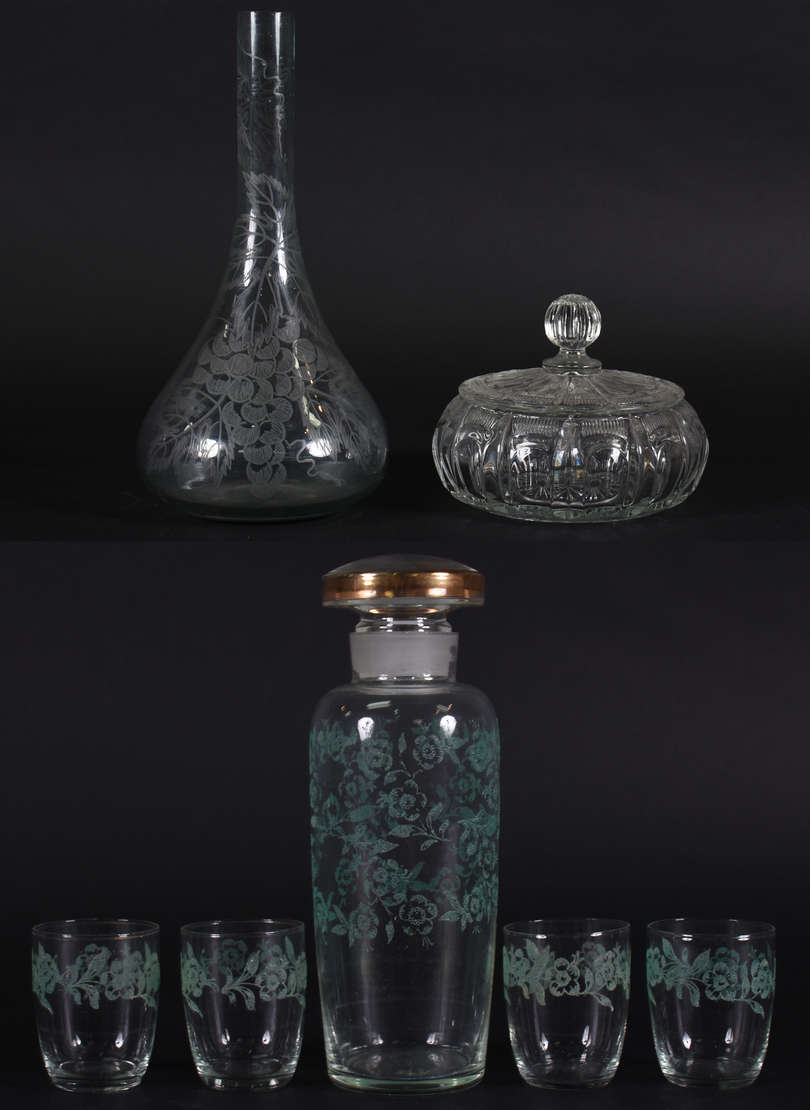 Sete peças diversas de vidro , sendo: vaso, bomboniere ( 17 cm x 17... - foto 1 de 4