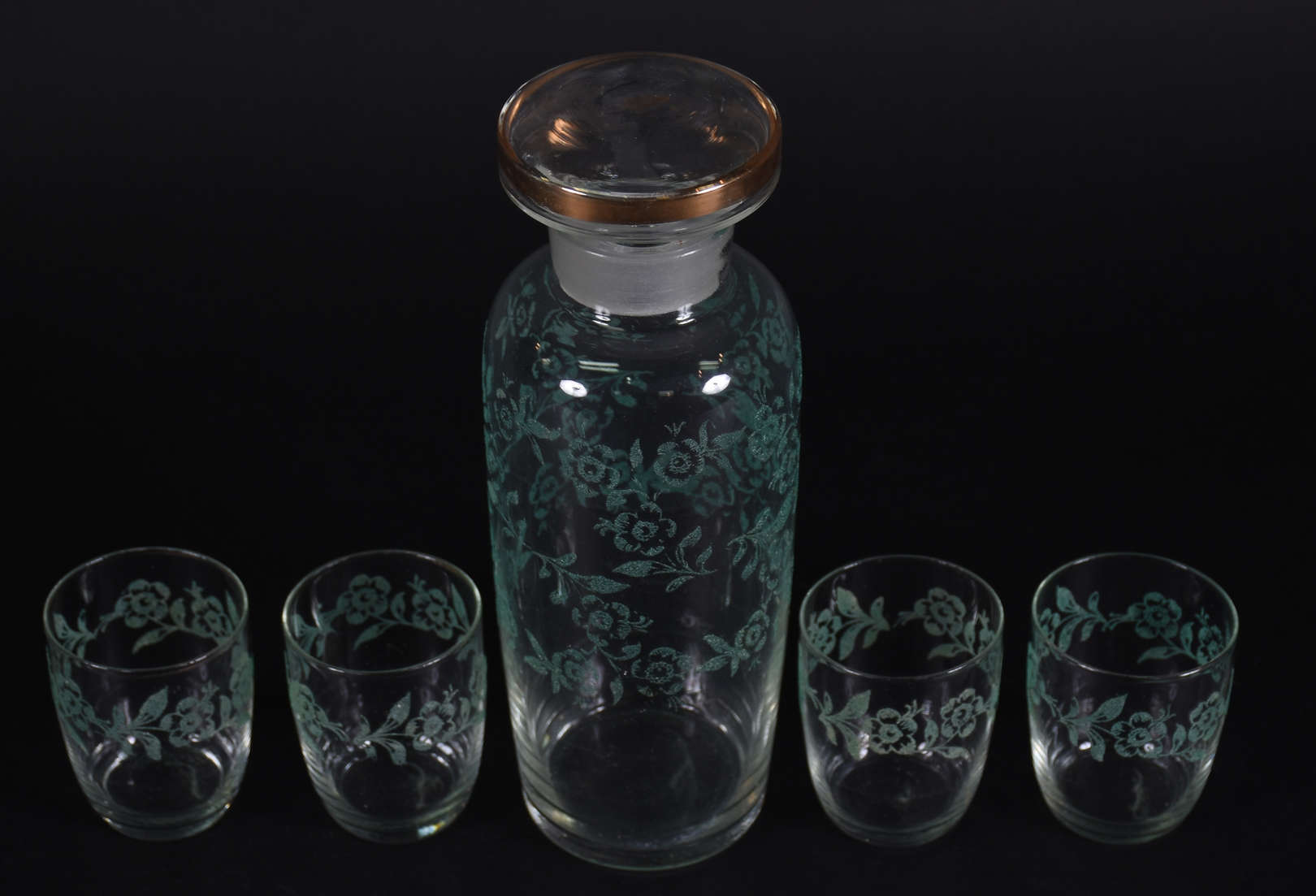 Sete peças diversas de vidro , sendo: vaso, bomboniere ( 17 cm x 17... - foto 2 de 4