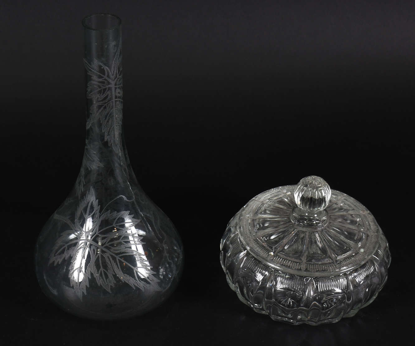 Sete peças diversas de vidro , sendo: vaso, bomboniere ( 17 cm x 17... - foto 3 de 4