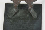 Escultura de bronze representando figura mascul... - Escultura de bronze representando figura masculina. Base com inscrição "Prêmio Estacio de Sá, 1967" - Museu da Imagem e do Som.