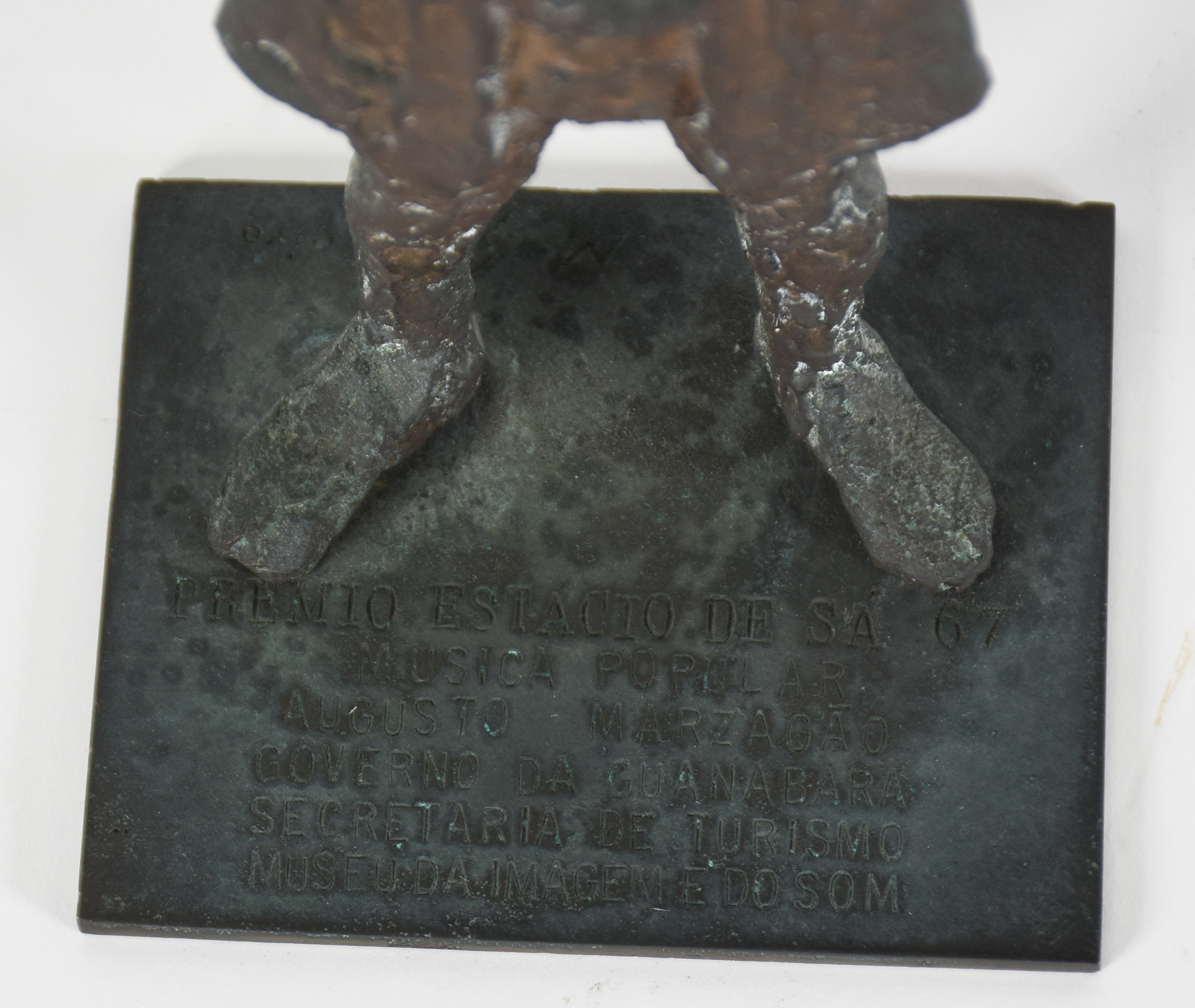 Escultura de bronze representando figura masculina. Base com... - foto 4 de 4