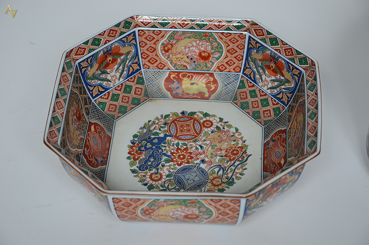 Duas peças, sendo bowl oitavado de porcelana (medidas 22 x 22 cm e... - foto 3 de 3