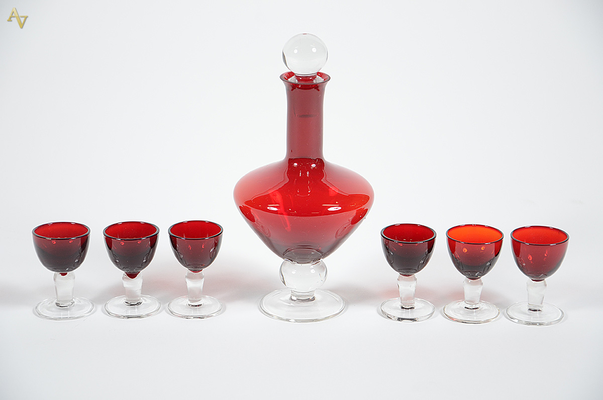 Conjunto com licoreira (altura 20 cm) e 6 cálices na cor vermelha.