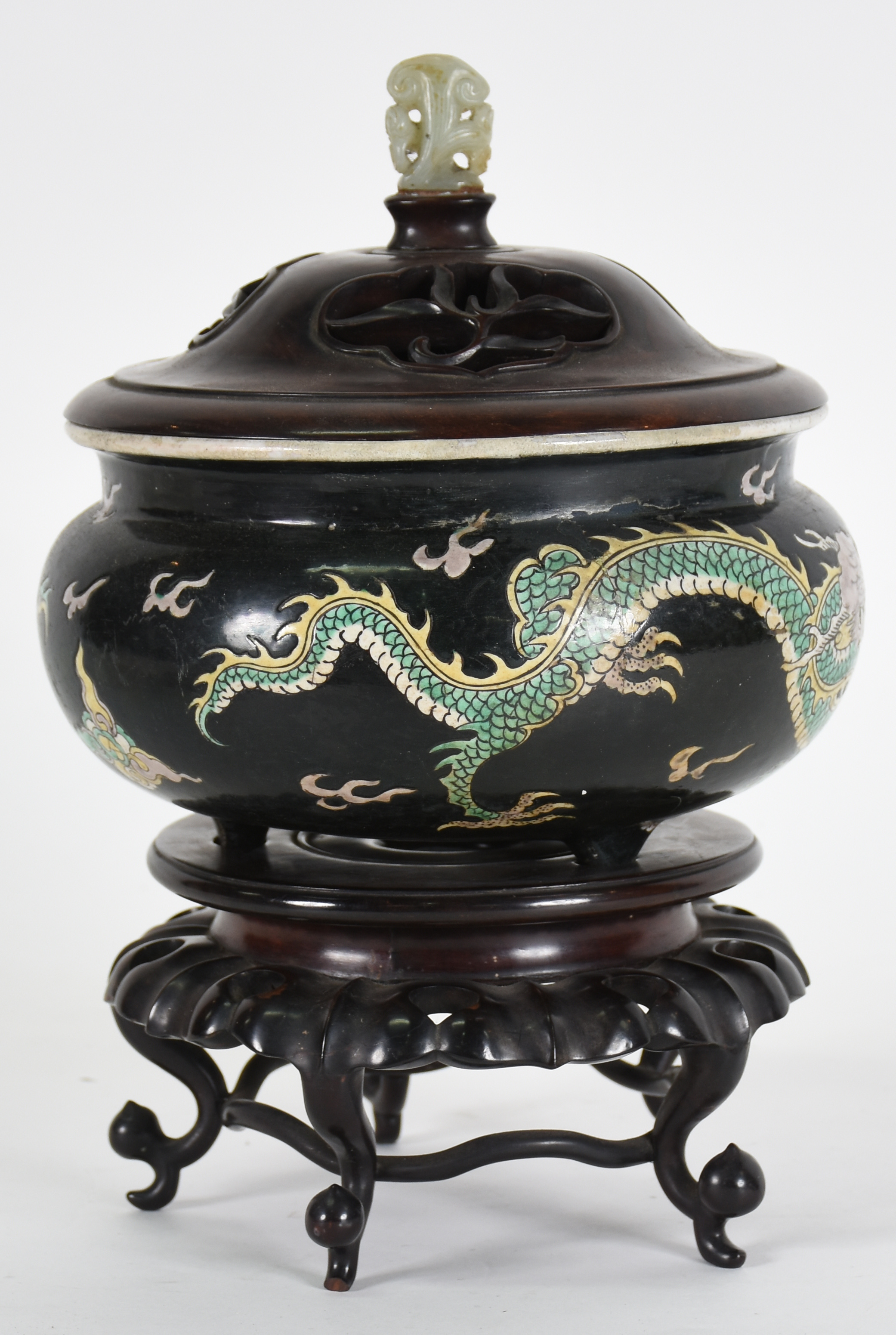 Incensário de porcelana oriental na cor preta decorada com dragão em... - foto 2 de 5