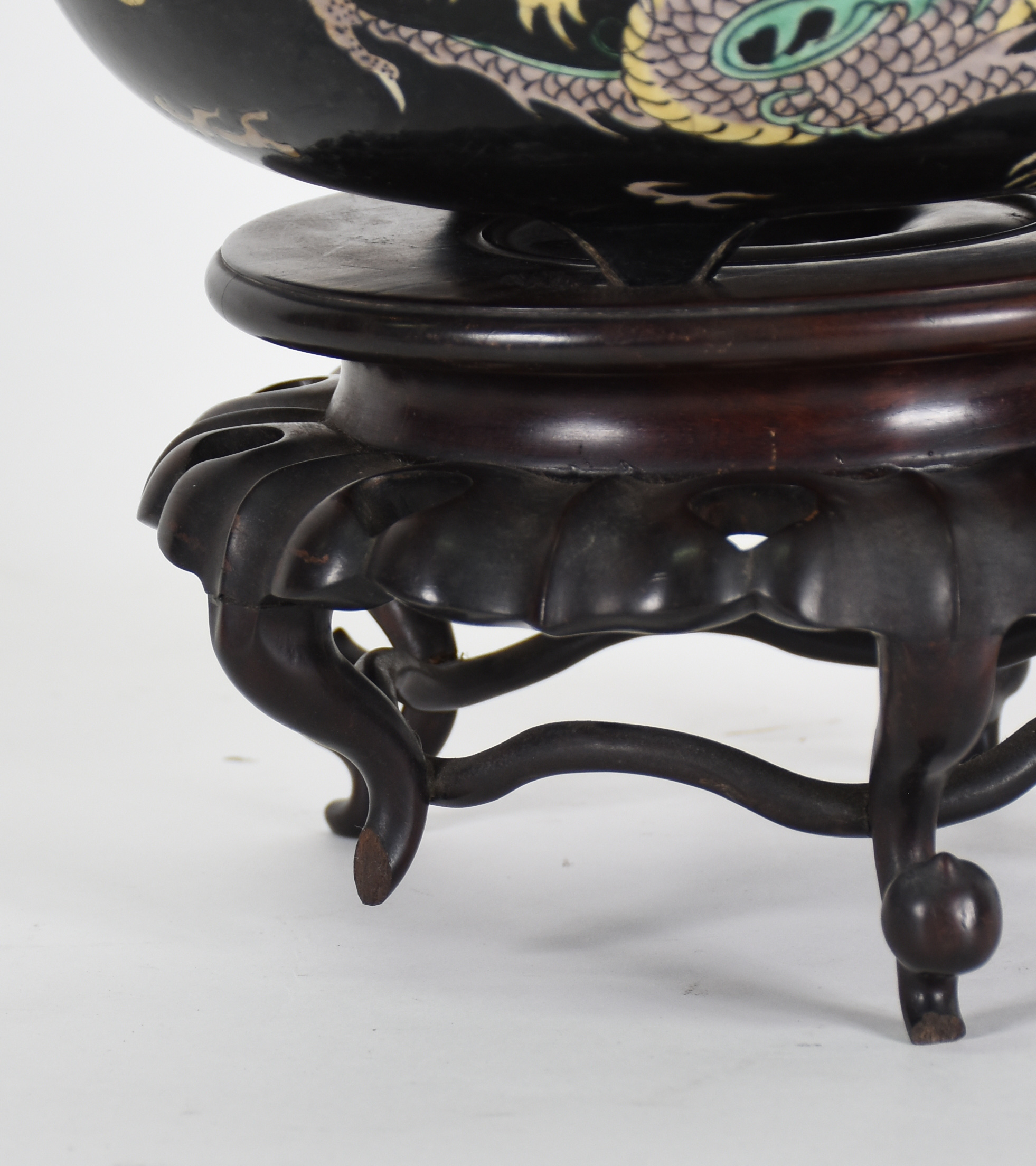 Incensário de porcelana oriental na cor preta decorada com dragão em... - foto 3 de 5
