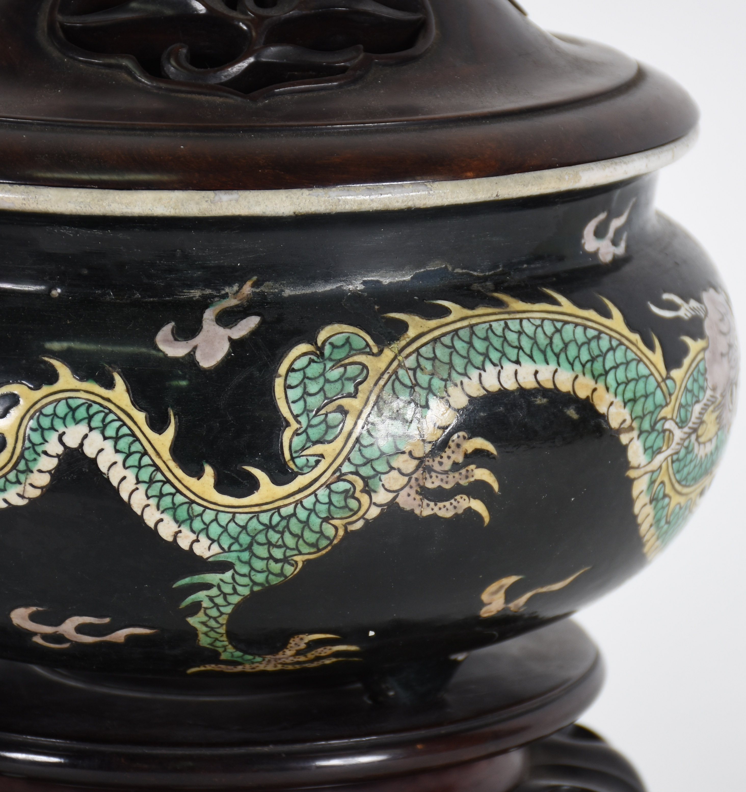 Incensário de porcelana oriental na cor preta decorada com dragão em... - foto 4 de 5