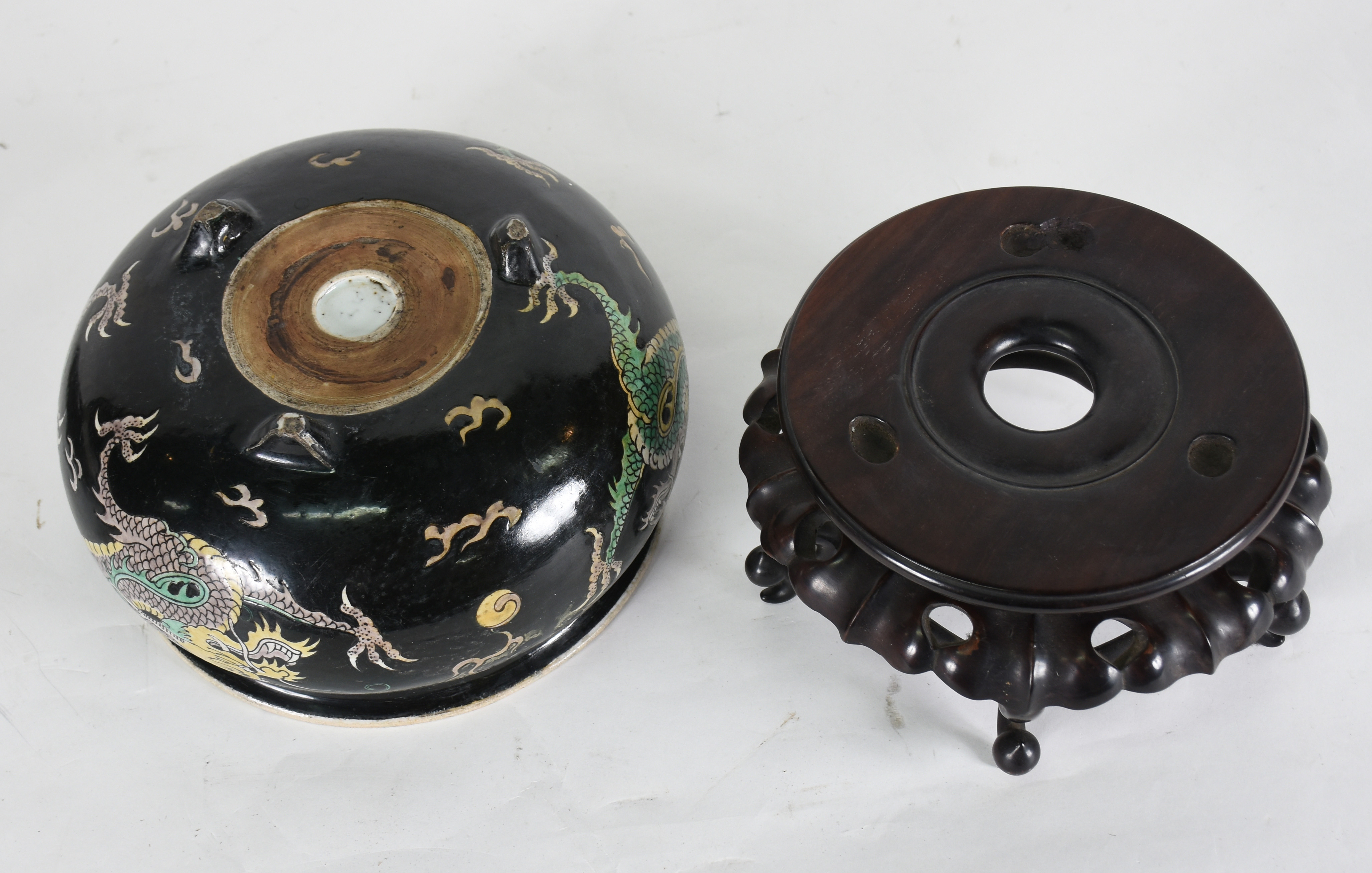 Incensário de porcelana oriental na cor preta decorada com dragão em... - foto 5 de 5