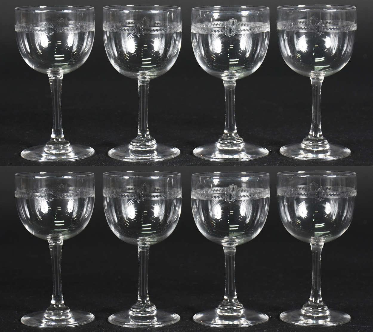 Oito cálices para licor de cristal com "grega" lavrada. - foto 1 de 3