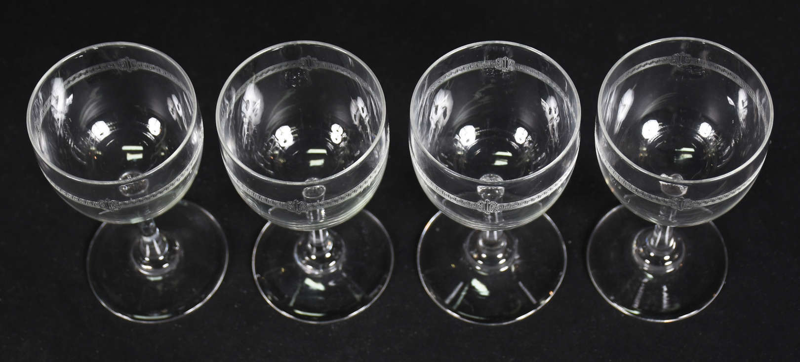 Oito cálices para licor de cristal com "grega" lavrada. - foto 2 de 3