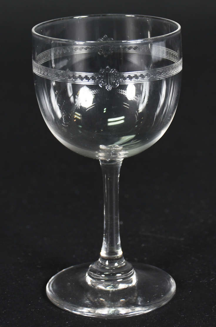 Oito cálices para licor de cristal com "grega" lavrada. - foto 3 de 3