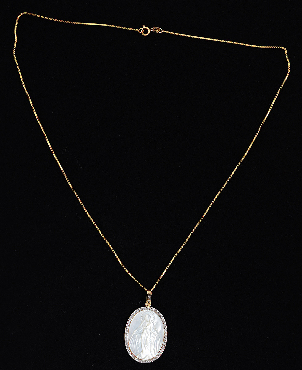 Colar de ouro 18 k com pendente em madrepérola com imagem de Nossa... - foto 2 de 2