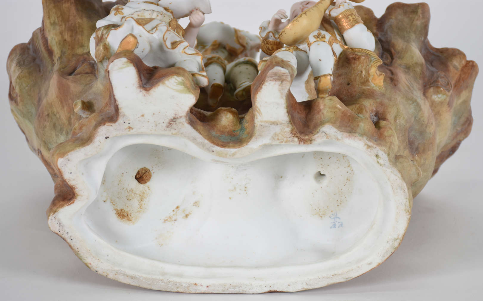 Grupo escultórico de porcelana europeia policromada representando... - foto 6 de 6