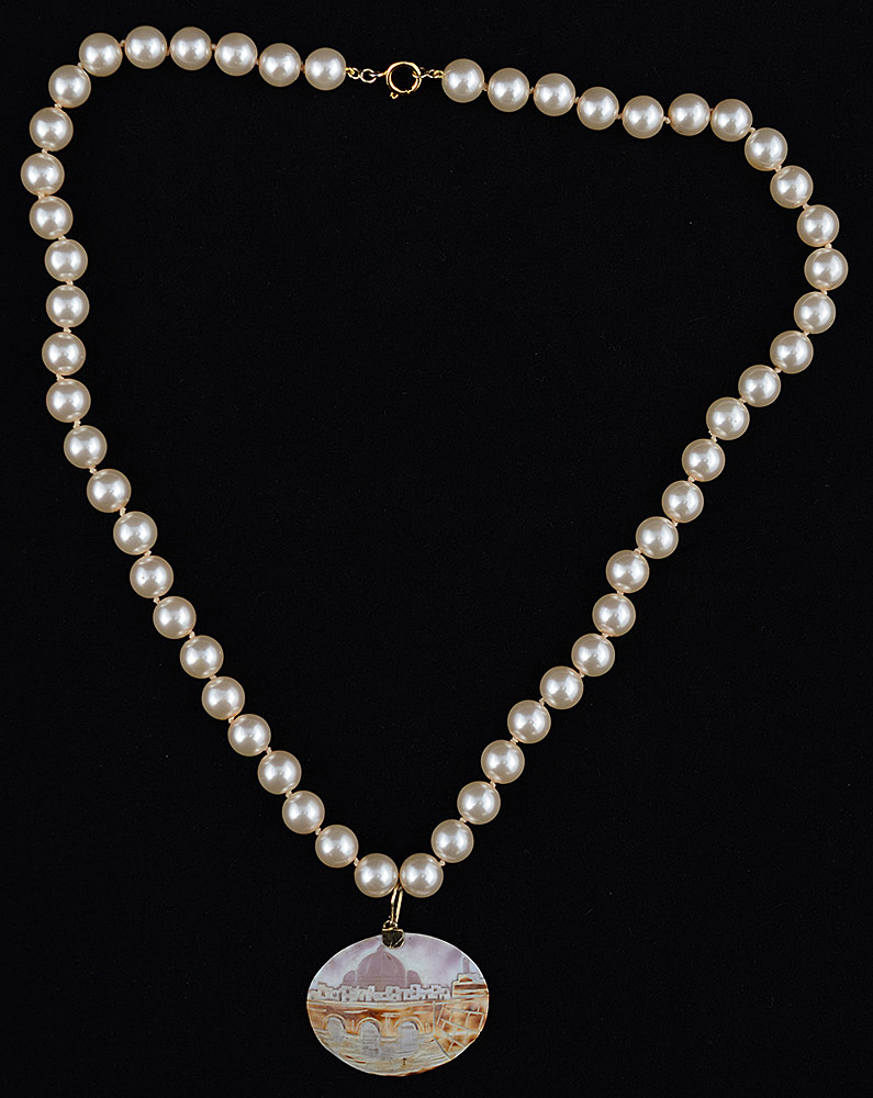 Colar de coral italiano, branco, com fecho de ouro 18 k. Ao centro... - foto 1 de 2