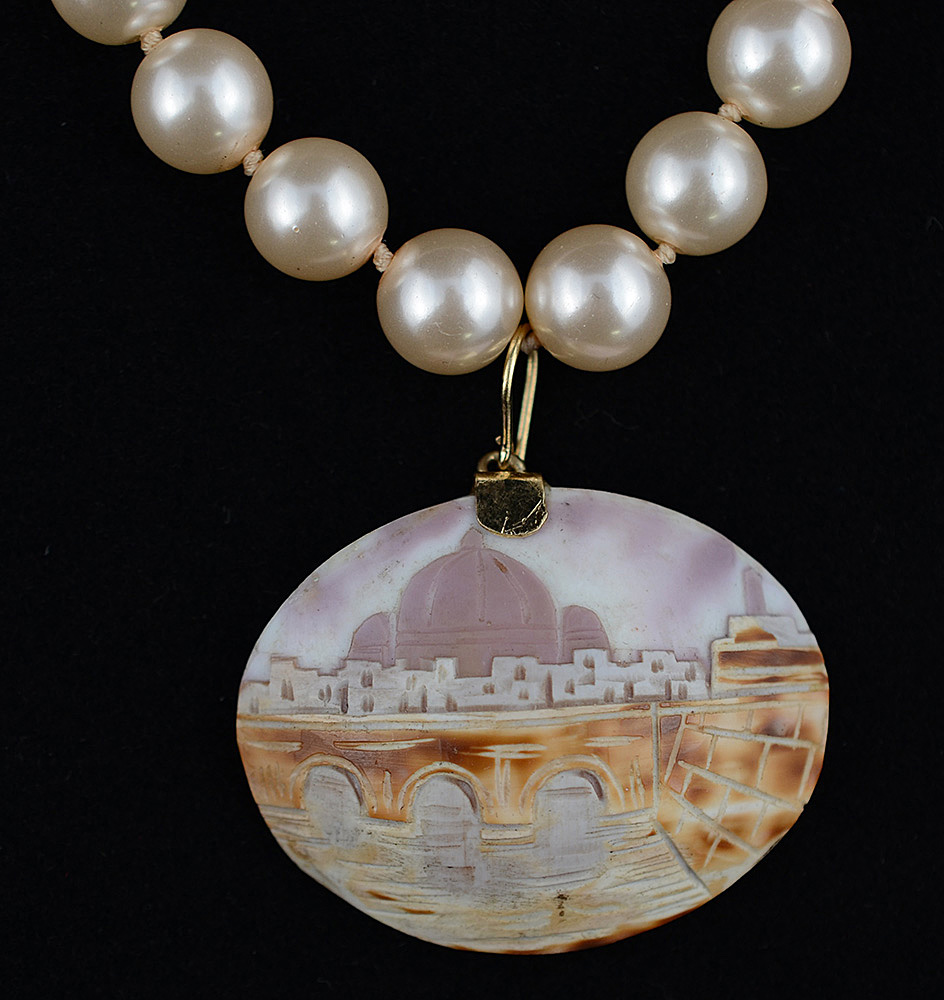 Colar de coral italiano, branco, com fecho de ouro 18 k. Ao centro... - foto 2 de 2