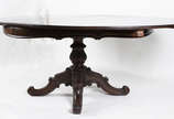 Mesa de jantar de madeira nobre, tampo redondo ... - Mesa de jantar de madeira nobre, tampo redondo ( 1,40 cm  fechada) com 2 tábuas extensoras de 28 cm cada, base em forma de balaústre entalhado t...