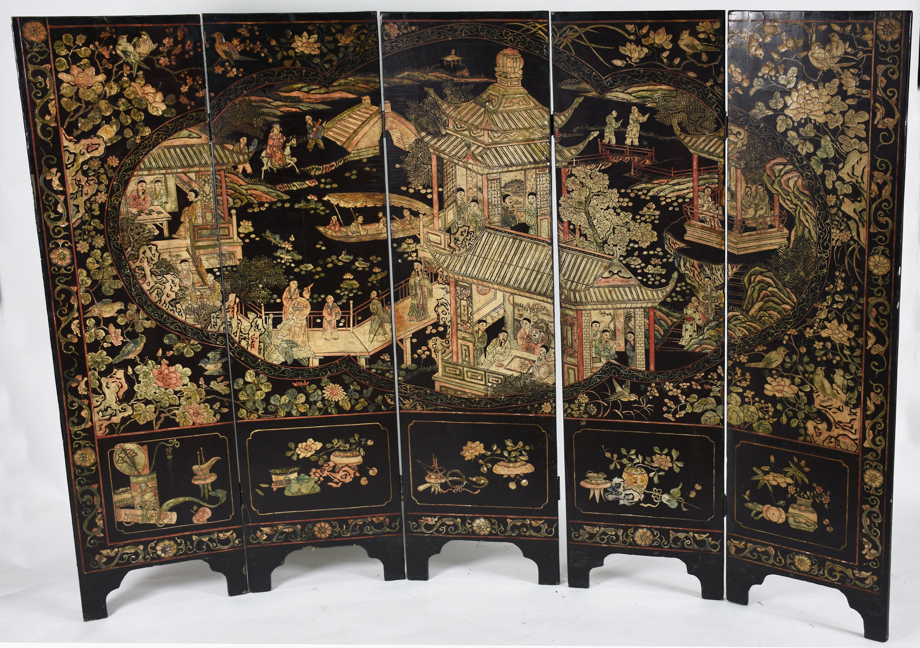 Biombo oriental em lacca preta com 5 folhas decorados com pagodes e... - foto 1 de 5