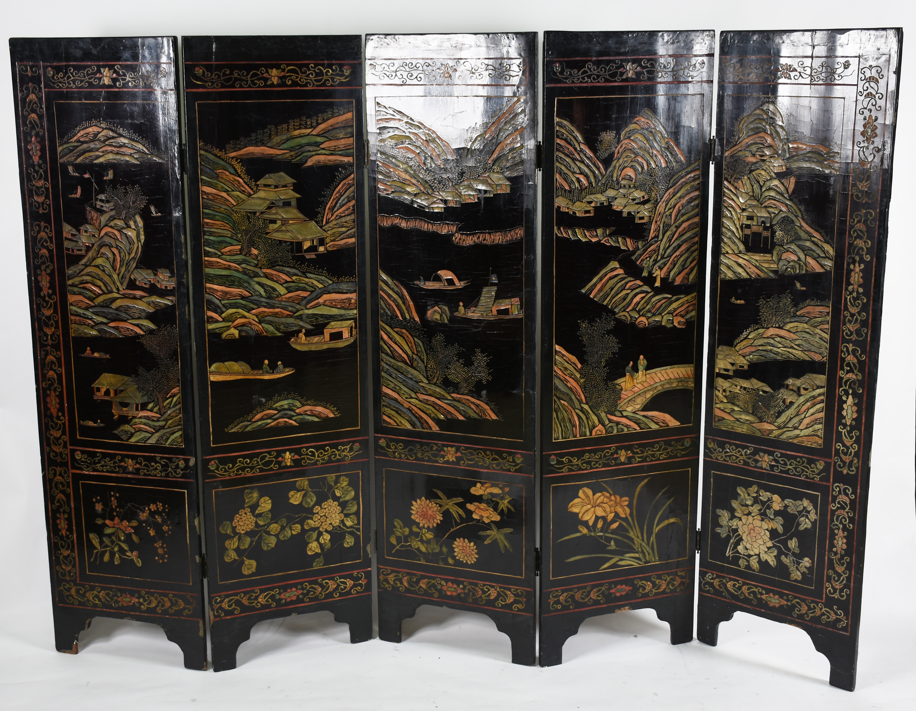 Biombo oriental em lacca preta com 5 folhas decorados com pagodes e... - foto 2 de 5