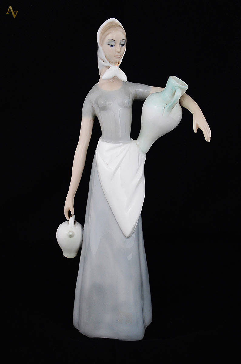 Escultura de porcelana ao gosto Lladro representando figura feminina... - foto 1 de 3