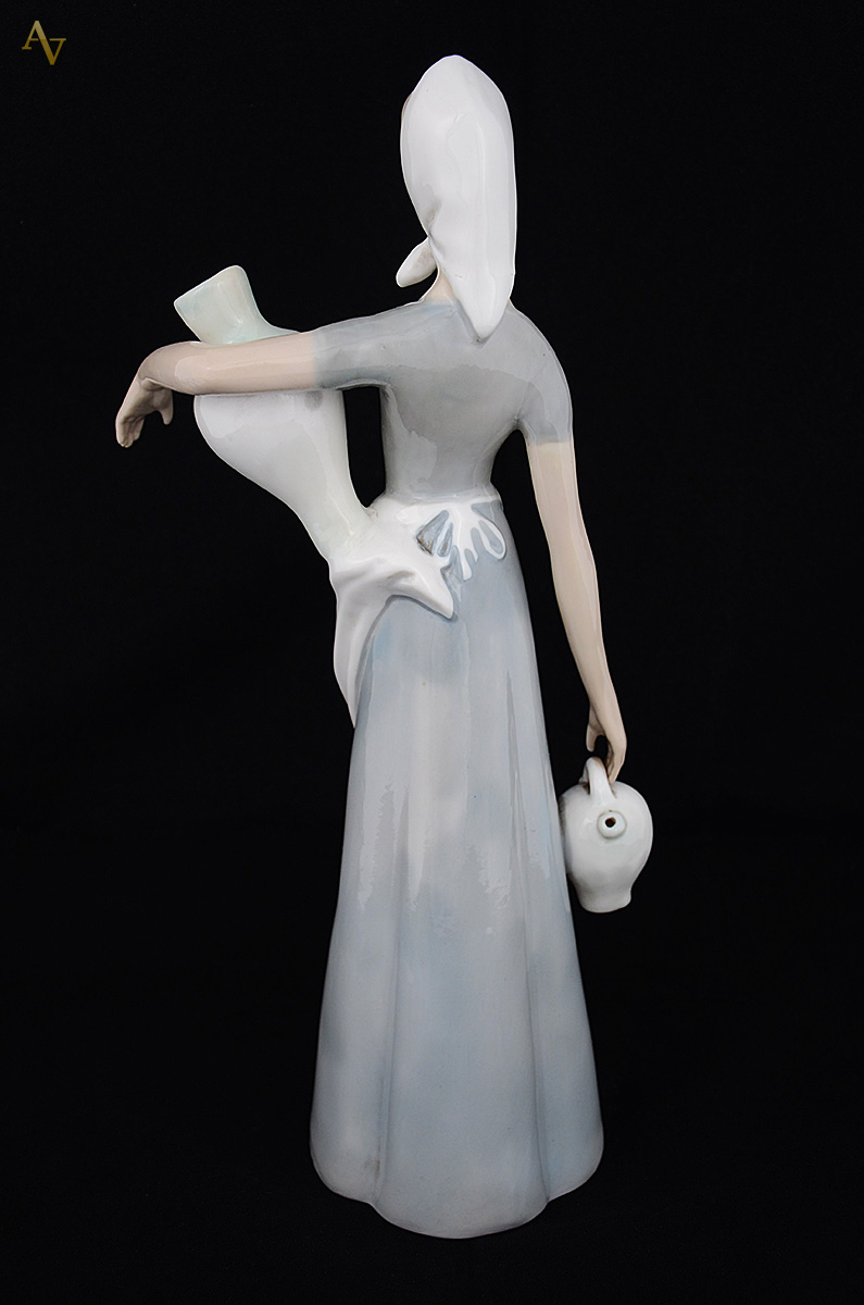 Escultura de porcelana ao gosto Lladro representando figura feminina... - foto 2 de 3