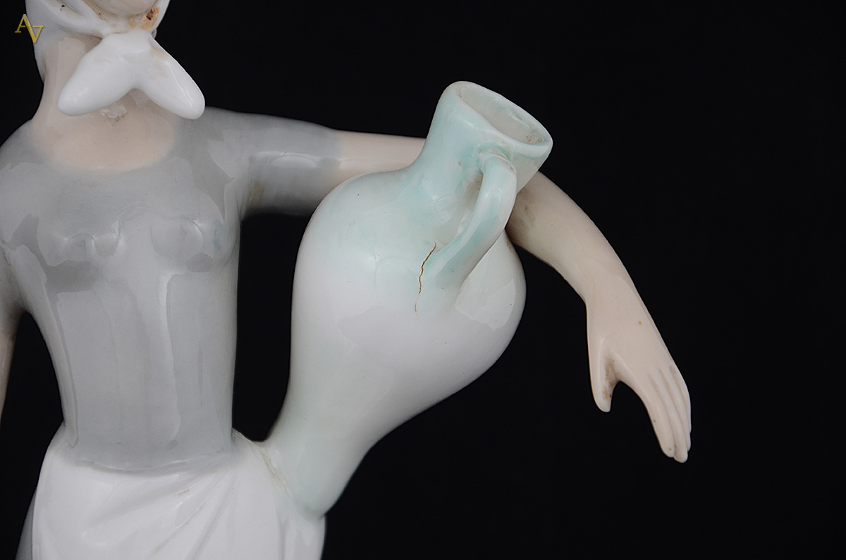 Escultura de porcelana ao gosto Lladro representando figura feminina... - foto 3 de 3