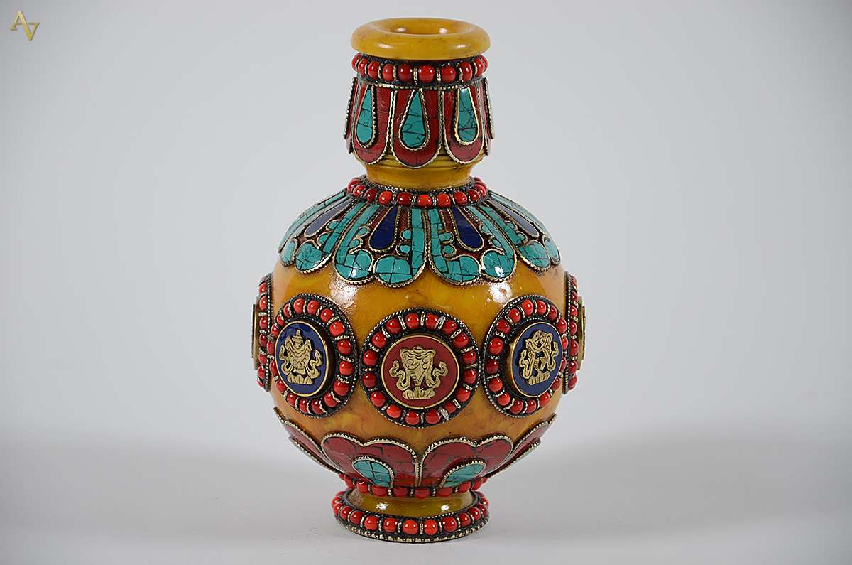 Vaso tibetano na cor âmbar com aplicações de pedras coloridas. Altura... - foto 1 de 2