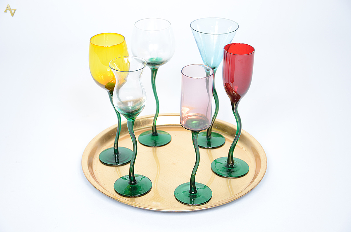 Jogo com 6 copos para vinho e bandeja (diâmetro 33 cm). - foto 1 de 2
