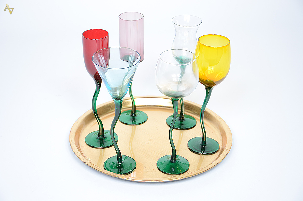 Jogo com 6 copos para vinho e bandeja (diâmetro 33 cm). - foto 2 de 2