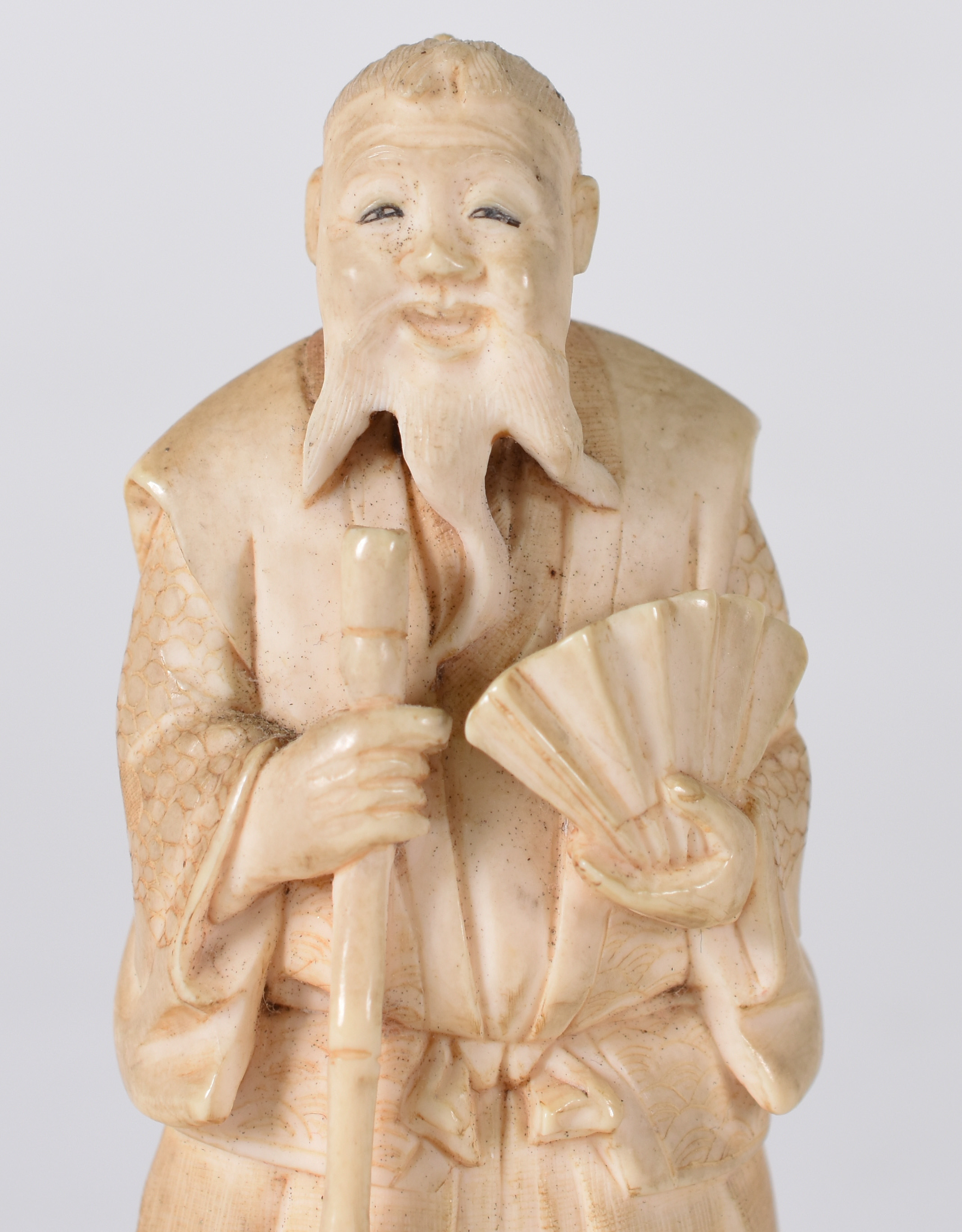 Estatueta de marfim representando chinês . - foto 2 de 4