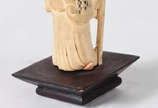 Estatueta de marfim representando gueixa . - Estatueta de marfim representando gueixa .