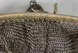 Bolsa de malha de metal prateado. - Bolsa de malha de metal prateado.