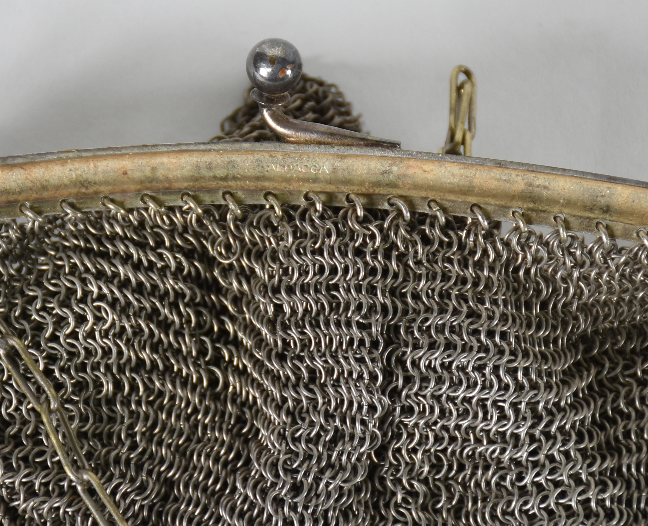 Bolsa de malha de metal prateado. - foto 2 de 3