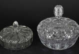 Duas bombonieres sendo uma de cristal e outra d... - Duas bombonieres sendo uma de cristal e outra de vidro trabalhado.