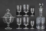 Conjunto de cristal lavrado com flores , compos... - Conjunto de cristal lavrado com flores , composto de licoreira (com mofo) , compoteira , 5 taças  para vinho branco , 8 para vinho tinto e 5 par...