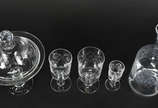Conjunto de cristal lavrado com flores , compos... - Conjunto de cristal lavrado com flores , composto de licoreira (com mofo) , compoteira , 5 taças  para vinho branco , 8 para vinho tinto e 5 par...