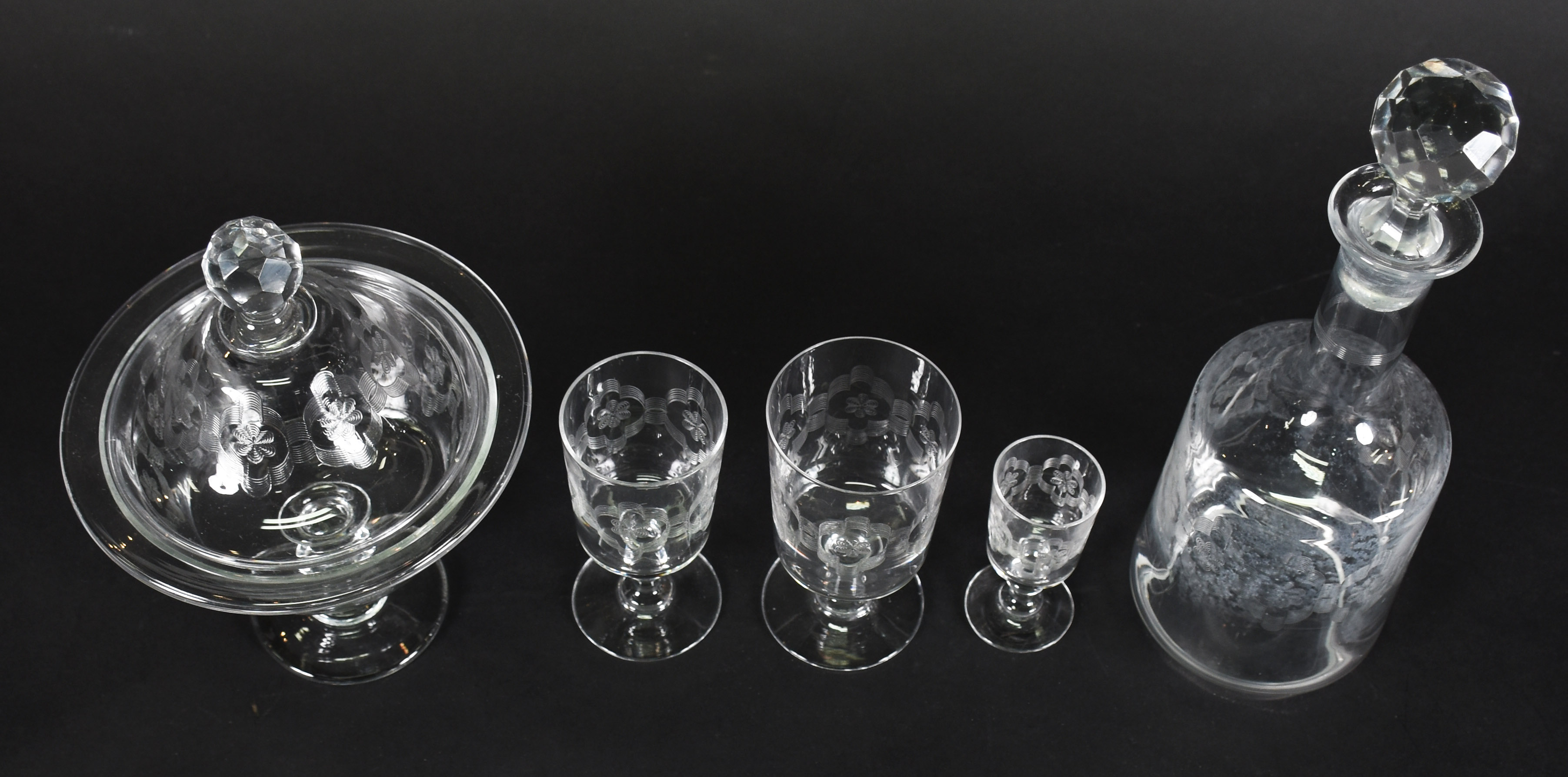 Conjunto de cristal lavrado com flores , composto de licoreira (com... - foto 2 de 4