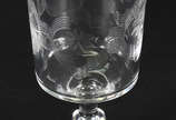 Conjunto de cristal lavrado com flores , compos... - Conjunto de cristal lavrado com flores , composto de licoreira (com mofo) , compoteira , 5 taças  para vinho branco , 8 para vinho tinto e 5 par...