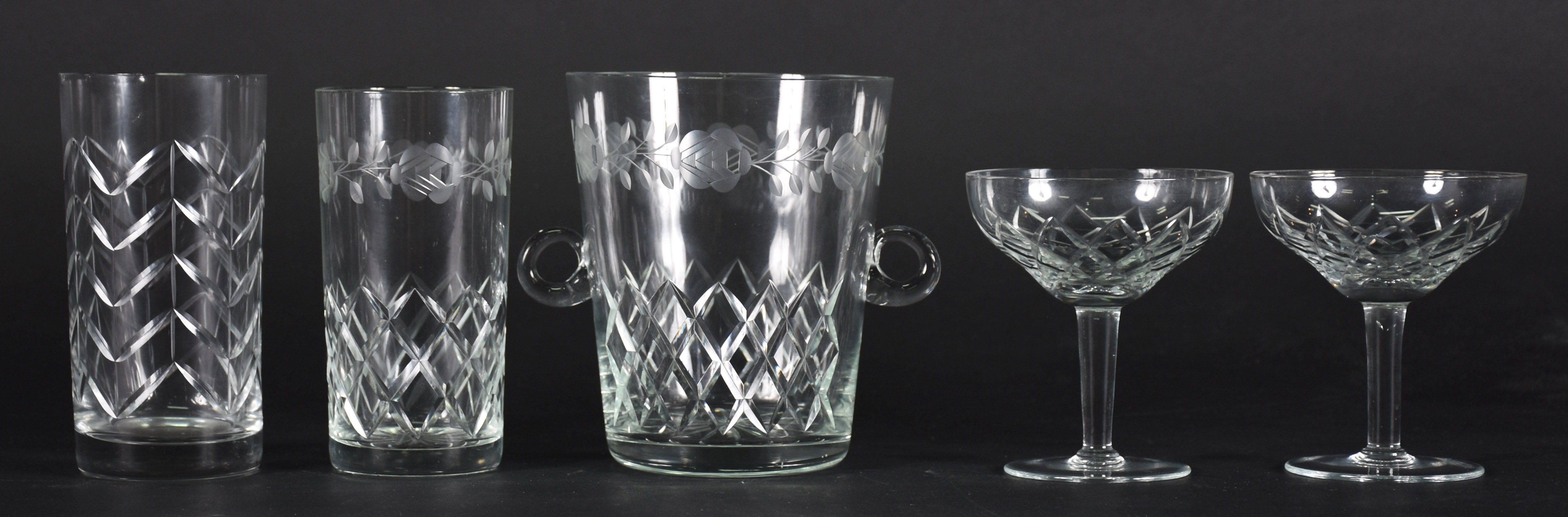 Conjunto de cristal lapidado com frisos, composto de 14 taças para... - foto 1 de 5