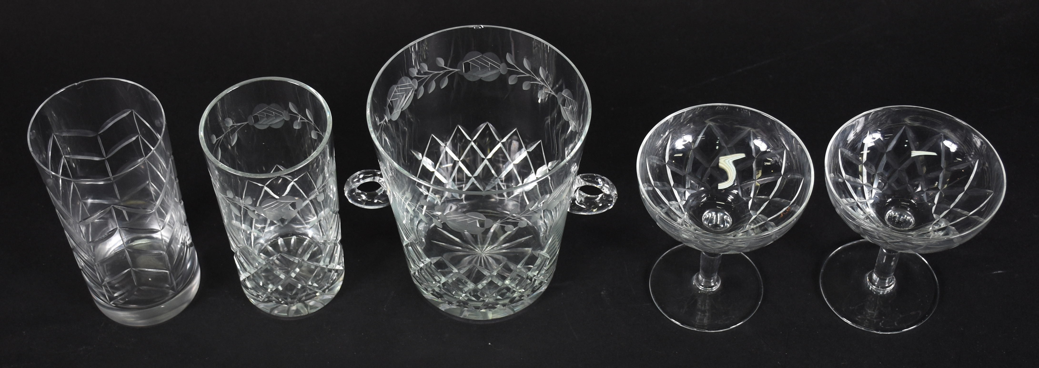 Conjunto de cristal lapidado com frisos, composto de 14 taças para... - foto 2 de 5