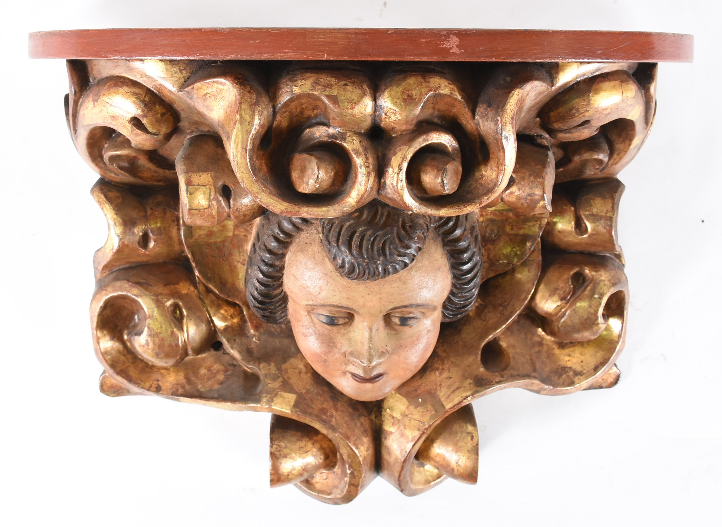 Peanha de madeira entalhada e dourada ornamentada com figura de anjo. - foto 1 de 3