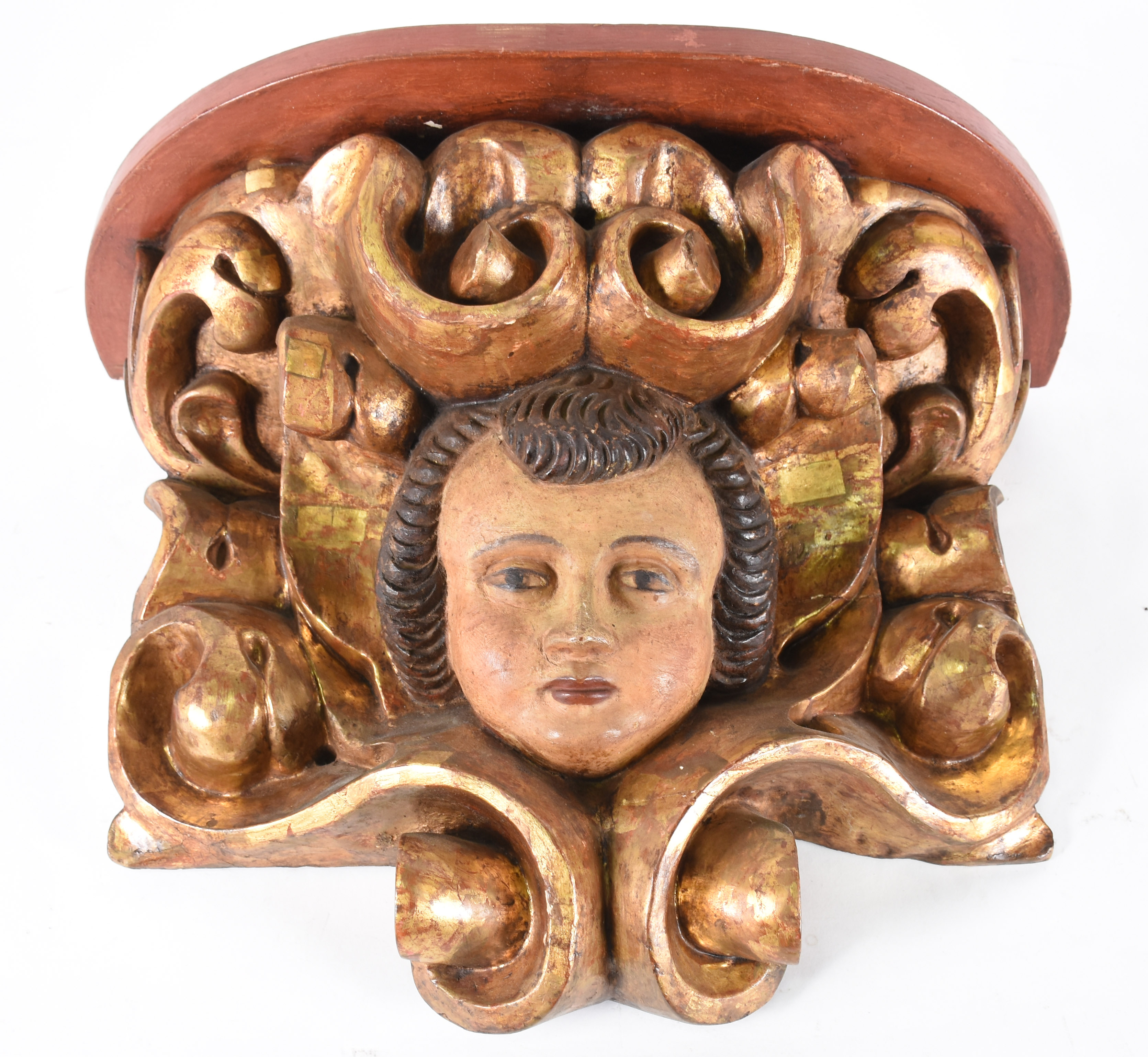 Peanha de madeira entalhada e dourada ornamentada com figura de anjo. - foto 2 de 3