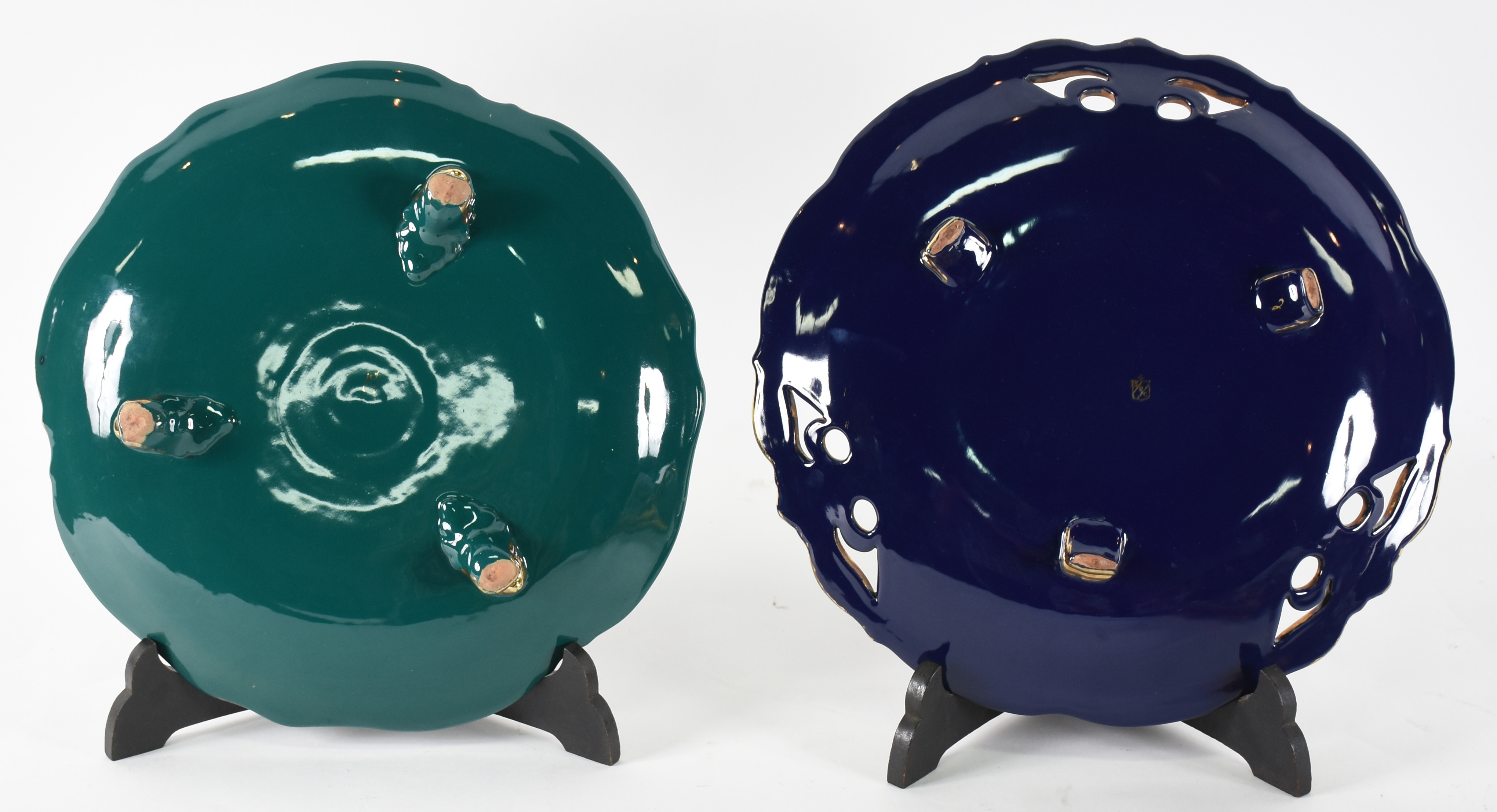 Duas fruteiras de porcelana Européia nas cores verde e azul com... - foto 2 de 4