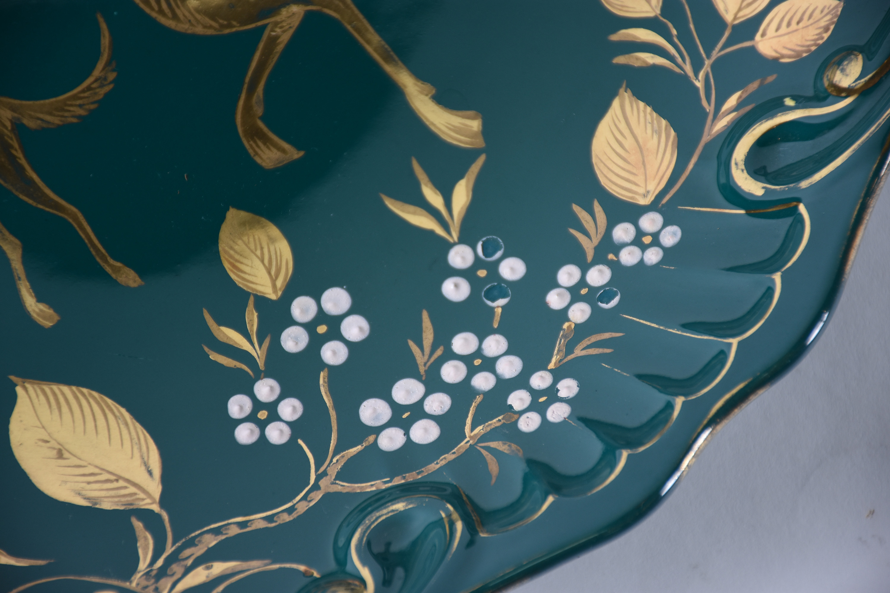 Duas fruteiras de porcelana Européia nas cores verde e azul com... - foto 3 de 4