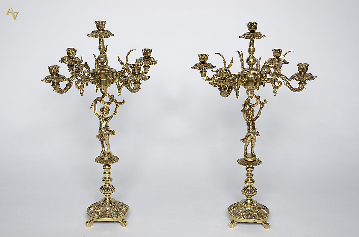 Par de candelabros em bronze para cinco velas. Altura total 58 cm...