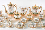 Aparelho de chá e café de porcelana Otto , comp... - Aparelho de chá e café de porcelana Otto , composto de 2 bules , leiteira , açucareiro , 12 xícaras para café com pires e 11 xícaras  para chá c...