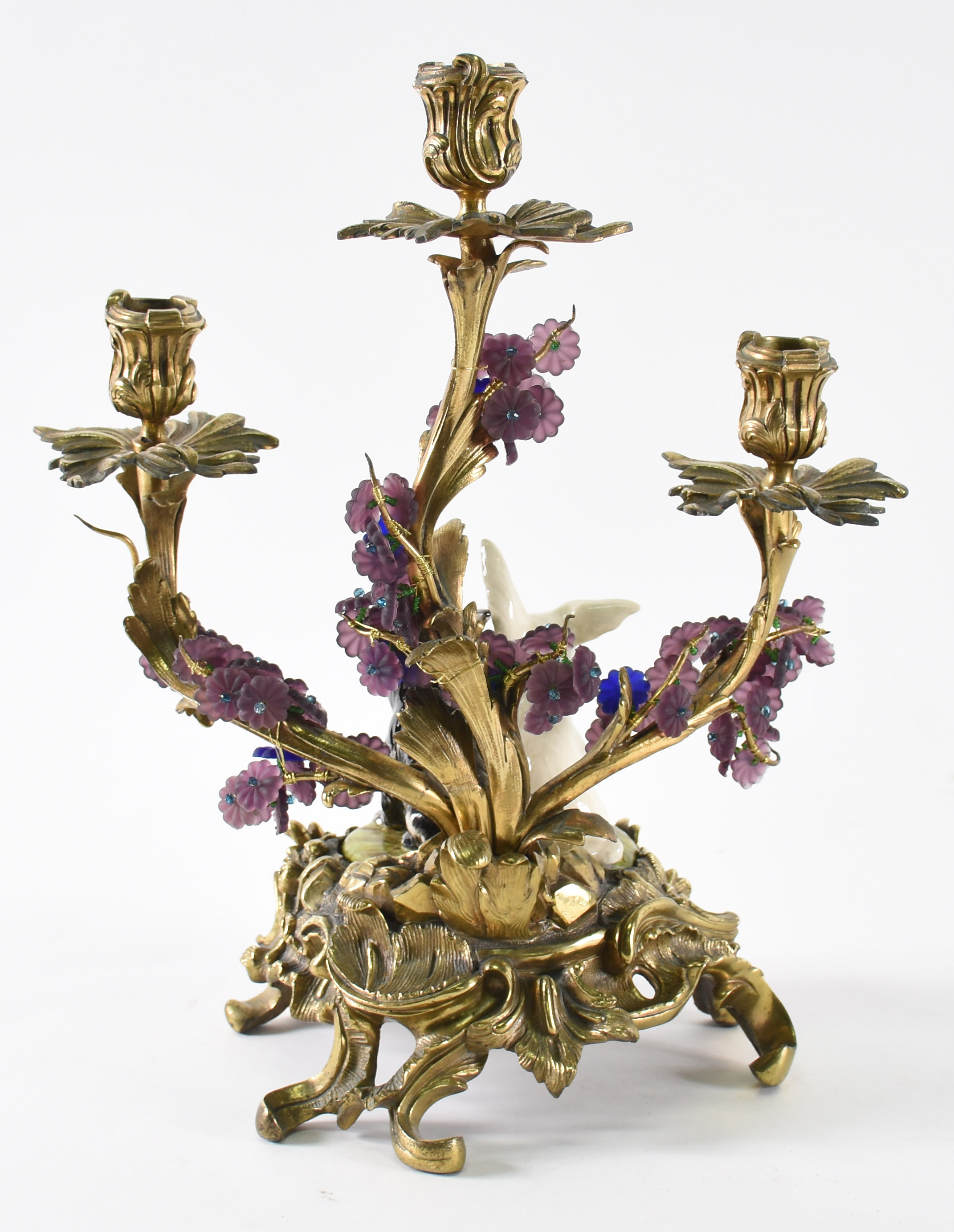 Candelabro para 3 velas de metal , finamente cinzelado ,decorado com... - foto 3 de 4