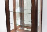 Vitrine estilo Luis XV em madeira nobre, porta ... - Vitrine estilo Luis XV em madeira nobre, porta de vidro bisotado, fundo espelhado,  prateleiras internas de vidro.