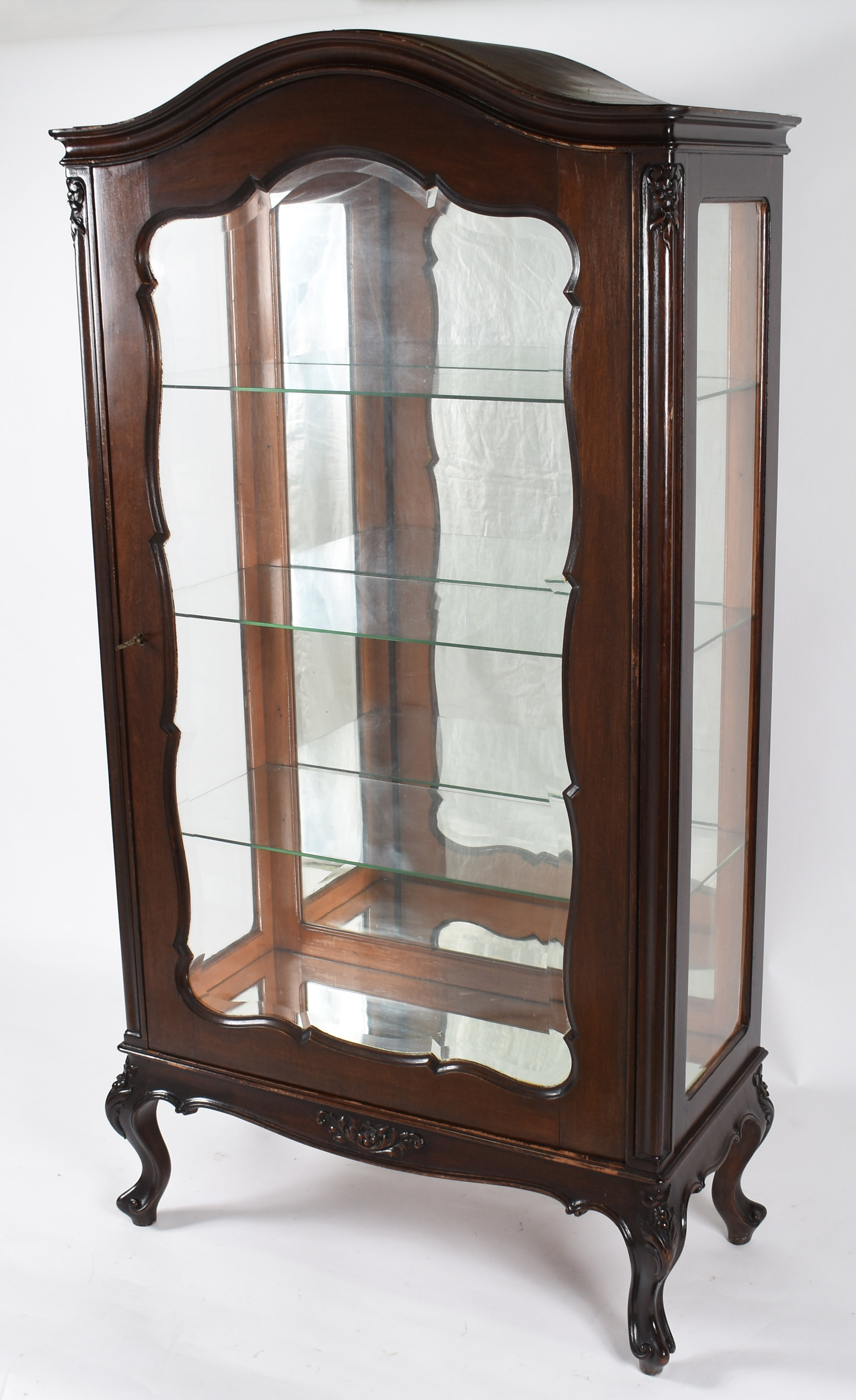 Vitrine estilo Luis XV em madeira nobre, porta de vidro bisotado... - foto 1 de 5
