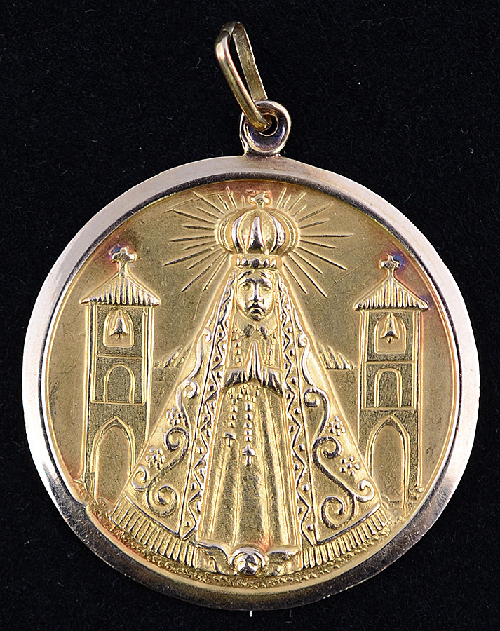 Pingente com imagem de Nossa Senhora da Aparecida. Peso total 5,8 g... - foto 1 de 2