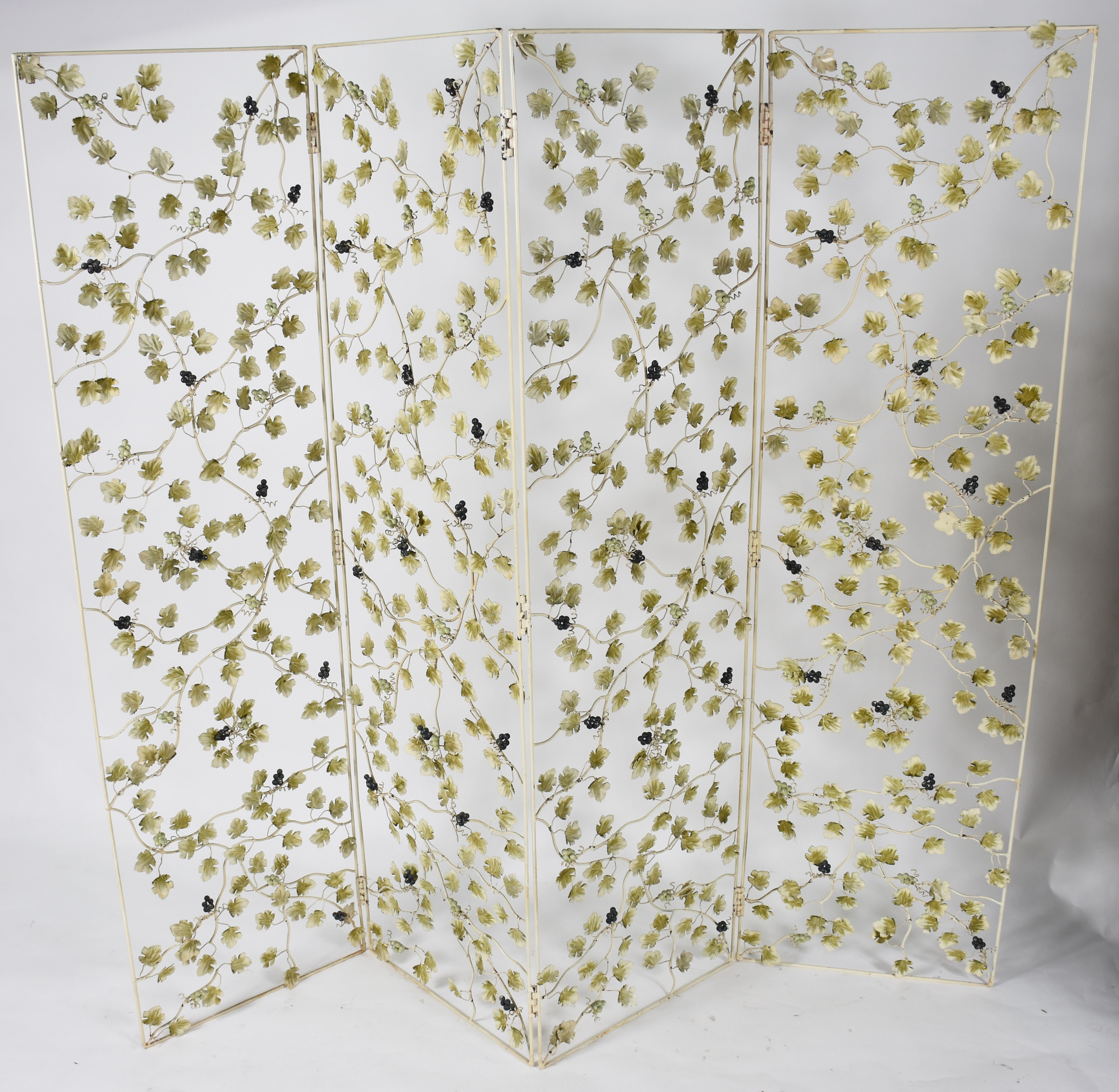 Biombo com folhas de parreira e cachos de uvas de metal pintado com 4... - foto 1 de 4